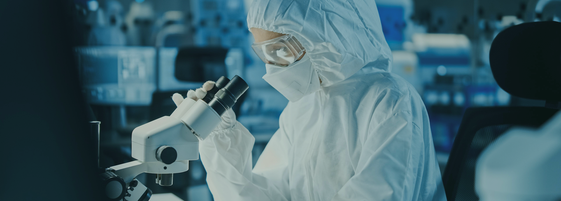 side-view-female-scientist-working-lab (4)